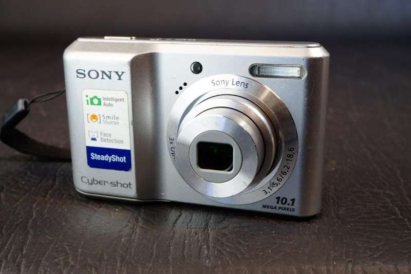 Sony Cyber-shot DSC-S1900 10.1MP Compact Digital Camera uses AA Batteries **Good Condition**