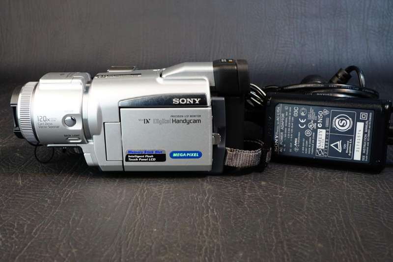 Sony MiniDV TRV60E Digital Handycam 2.11 Mega Pixels Mini Dv  Camcorder **Great Condition**