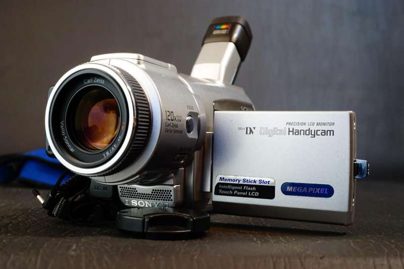 Sony MiniDV TRV60E Digital Handycam 2.11 Mega Pixels Mini Dv  Camcorder **Great Condition**