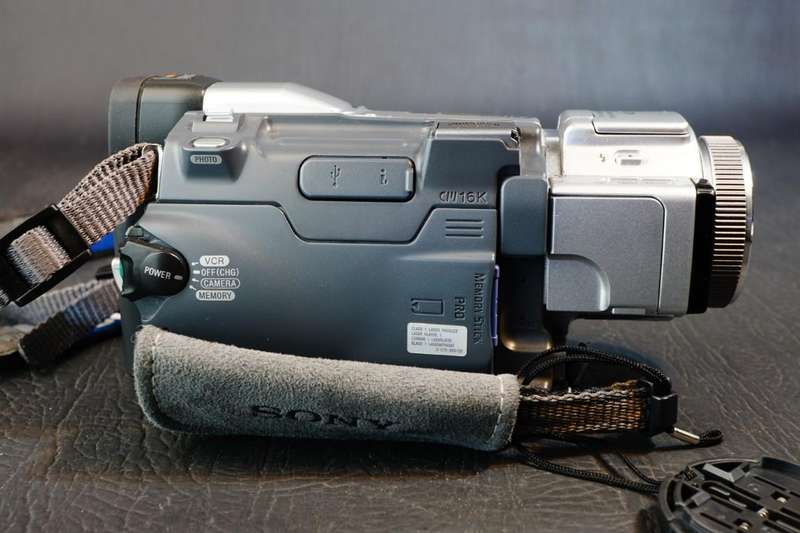 Sony MiniDV TRV60E Digital Handycam 2.11 Mega Pixels Mini Dv  Camcorder **Great Condition**