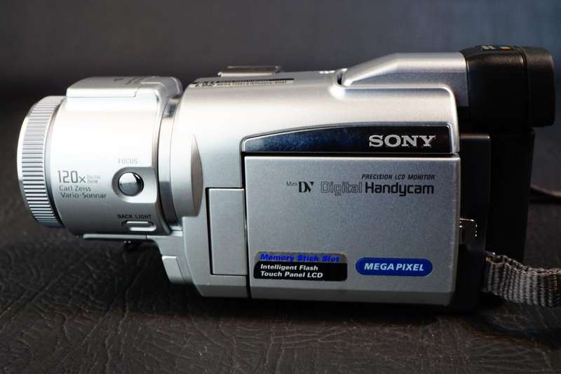 Sony MiniDV TRV60E Digital Handycam 2.11 Mega Pixels Mini Dv  Camcorder **Great Condition**