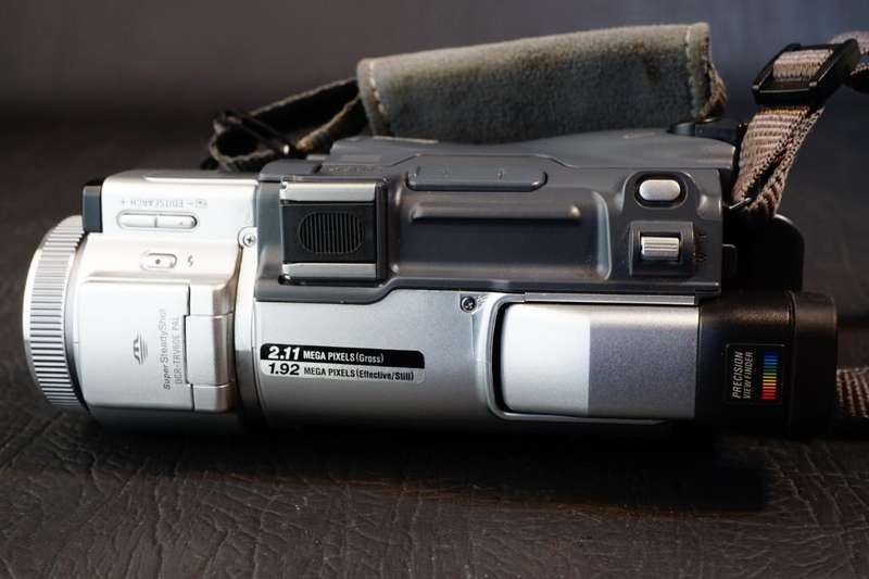 Sony MiniDV TRV60E Digital Handycam 2.11 Mega Pixels Mini Dv  Camcorder **Great Condition**