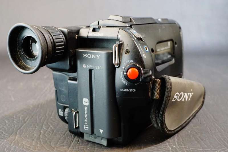 Sony CCD-TRV35E Hi8 Tape Digital Video Camera HANDYCAM Camcorder with Nightshot  **Good Condition**