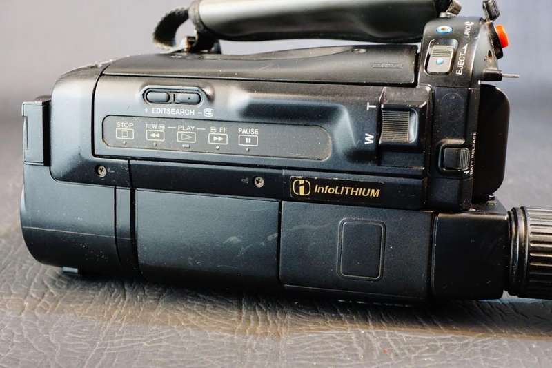 Sony CCD-TRV35E Hi8 Tape Digital Video Camera HANDYCAM Camcorder with Nightshot  **Good Condition**