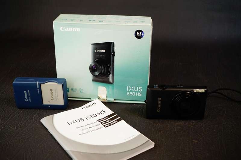 Canon PowerShot ELPH 300 HS / IXUS 220 HS 12.1MP Compact Digital Camera with Box **Great Condition**