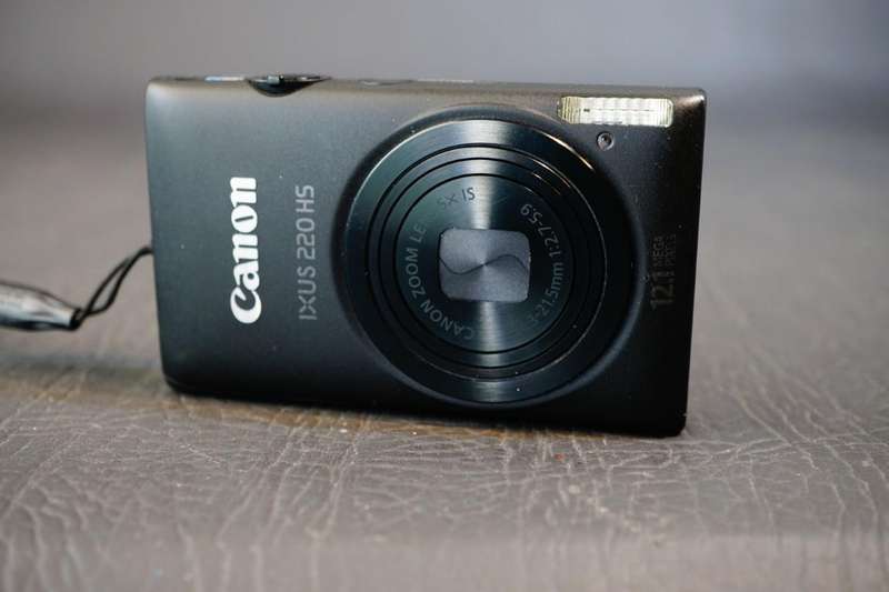 Canon PowerShot ELPH 300 HS / IXUS 220 HS 12.1MP Compact Digital Camera with Box **Great Condition**