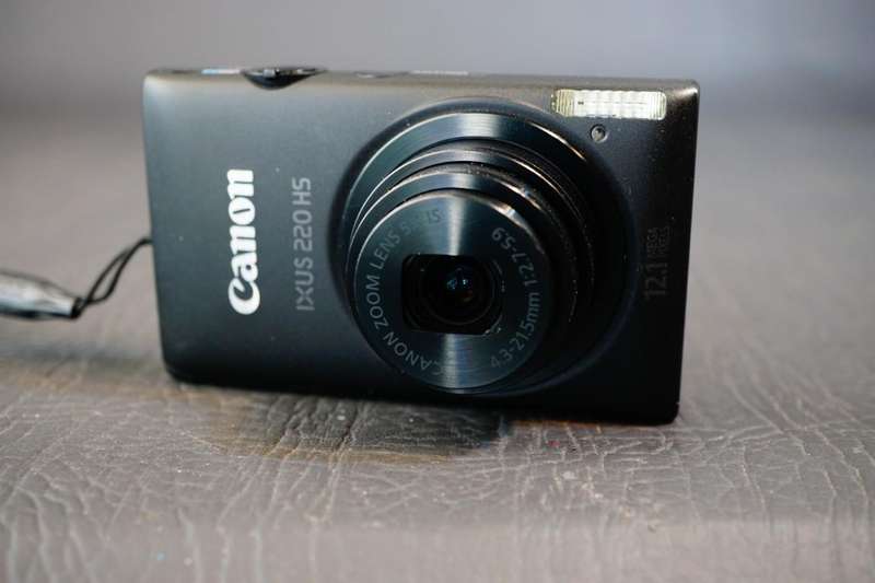 Canon PowerShot ELPH 300 HS / IXUS 220 HS 12.1MP Compact Digital Camera with Box **Great Condition**