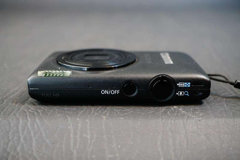 Canon PowerShot ELPH 300 HS / IXUS 220 HS 12.1MP Compact Digital Camera with Box **Great Condition**