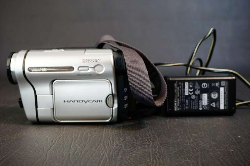 Sony CCD-TRV238E Hi8 Tape Video Camera HANDYCAM Camcorder **Great Condition**