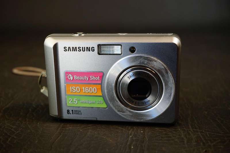 Samsung ES10 8.1MP Compact Digital Camera with Original Box **Great Condition*