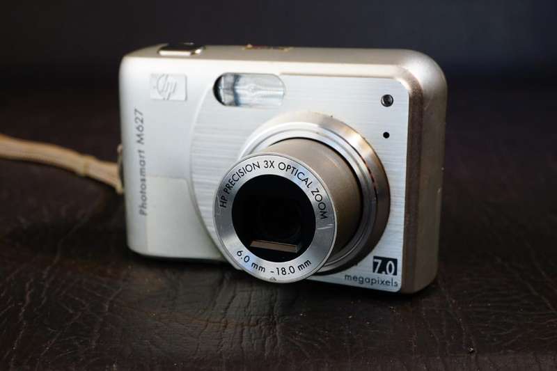 HP Digital Camera Photosmart M627 7.0MP Compact Digital Camera uses AA Batteries **Good Condition**