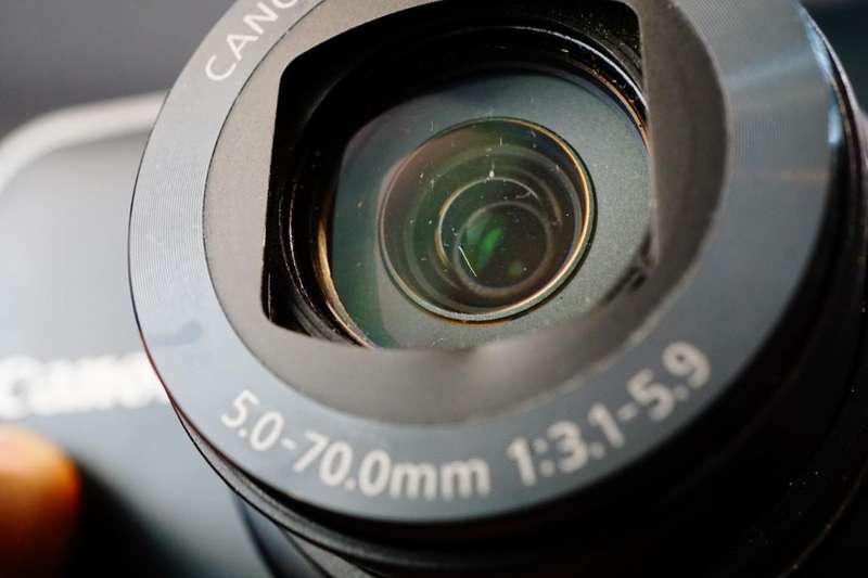 Canon PowerShot SX210 IS 14MP Compact Digital Camera with 14x Optical Zoom  **Good Condition**