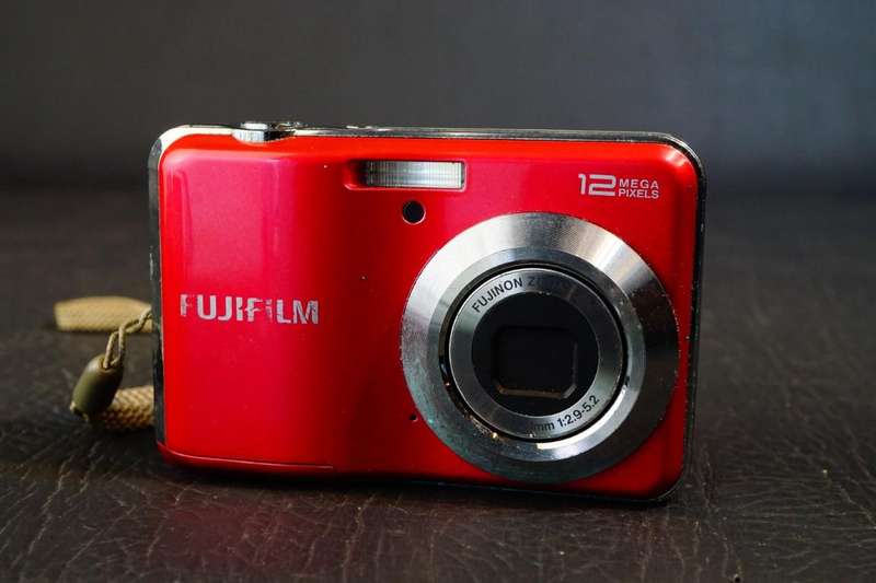 Fujifilm Finepix Av130 3X Optical 12MP Compact Digital Camera uses AA Batteries **Good Condition**