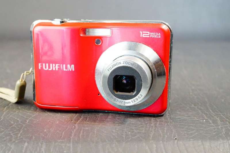 Fujifilm Finepix Av130 3X Optical 12MP Compact Digital Camera uses AA Batteries **Good Condition**