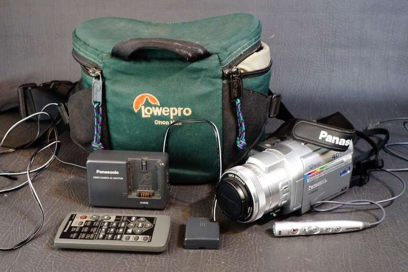 Panasonic NV-GS400 4.0MP 3CCD True Color Mini DV Hybrid Camcorder with 12x Zoom **Great Condition**