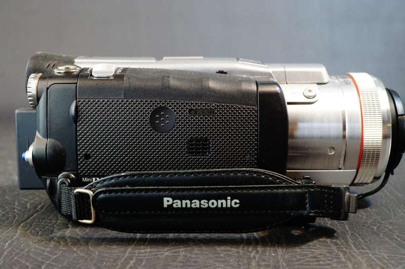 Panasonic NV-GS400 4.0MP 3CCD True Color Mini DV Hybrid Camcorder with 12x Zoom **Great Condition**