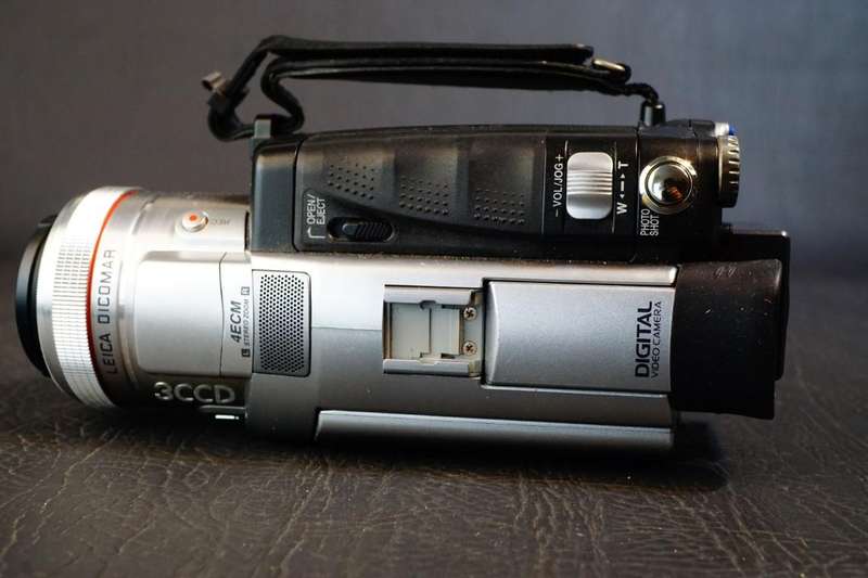 Panasonic NV-GS400 4.0MP 3CCD True Color Mini DV Hybrid Camcorder with 12x Zoom **Great Condition**