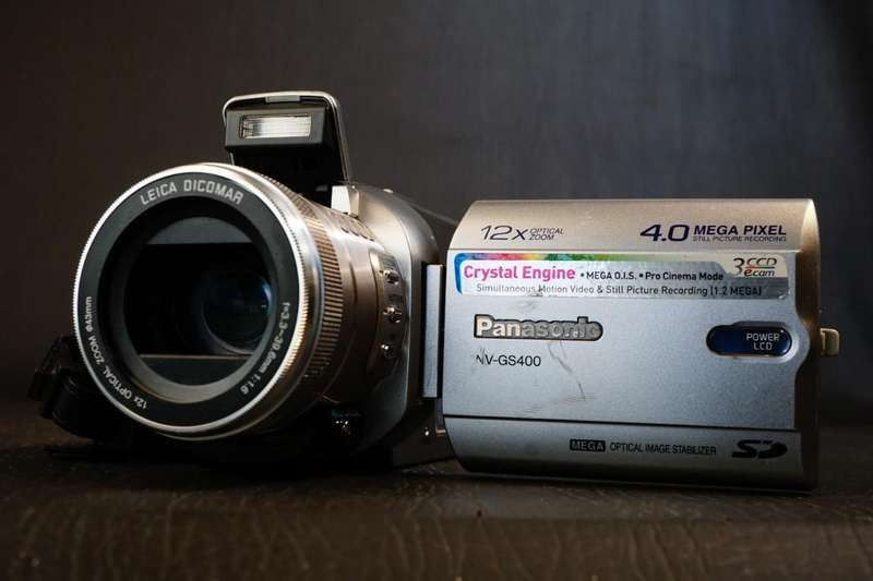 Panasonic NV-GS400 4.0MP 3CCD True Color Mini DV Hybrid Camcorder with 12x Zoom **Great Condition**