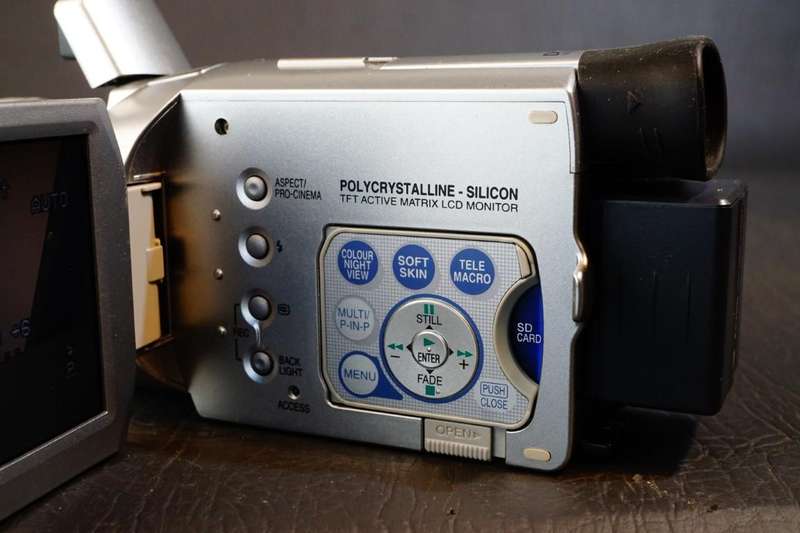 Panasonic NV-GS400 4.0MP 3CCD True Color Mini DV Hybrid Camcorder with 12x Zoom **Great Condition**