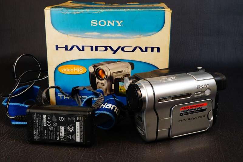 Sony CCD-TRV238E Hi8 Tape Video Camera HANDYCAM Camcorder with Original Box **Great Condition**