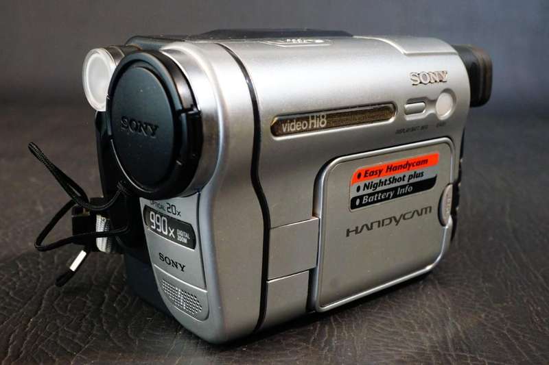 Sony CCD-TRV238E Hi8 Tape Video Camera HANDYCAM Camcorder with Original Box **Great Condition**