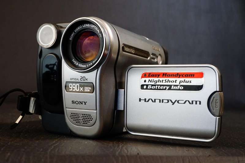 Sony CCD-TRV238E Hi8 Tape Video Camera HANDYCAM Camcorder with Original Box **Great Condition**