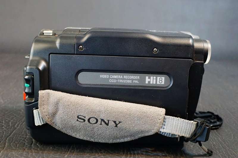 Sony CCD-TRV238E Hi8 Tape Video Camera HANDYCAM Camcorder with Original Box **Great Condition**