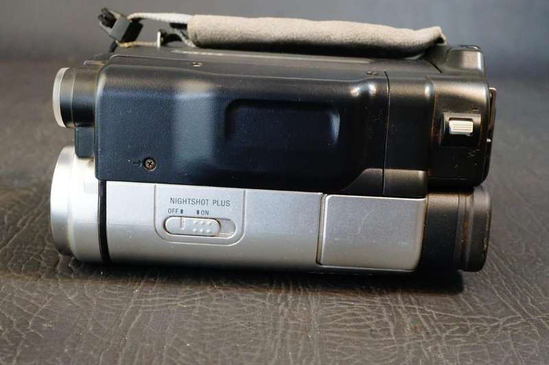 Sony CCD-TRV238E Hi8 Tape Video Camera HANDYCAM Camcorder with Original Box **Great Condition**