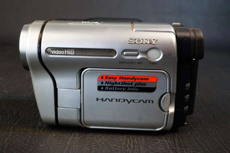 Sony CCD-TRV238E Hi8 Tape Video Camera HANDYCAM Camcorder with Original Box **Great Condition**