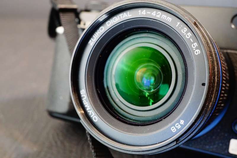 Panasonic Lumix DMC-L1 DSLR 7.5MP Live MOS 4/3 Four Thirds Camera with Zuiko 14-42mm Lens