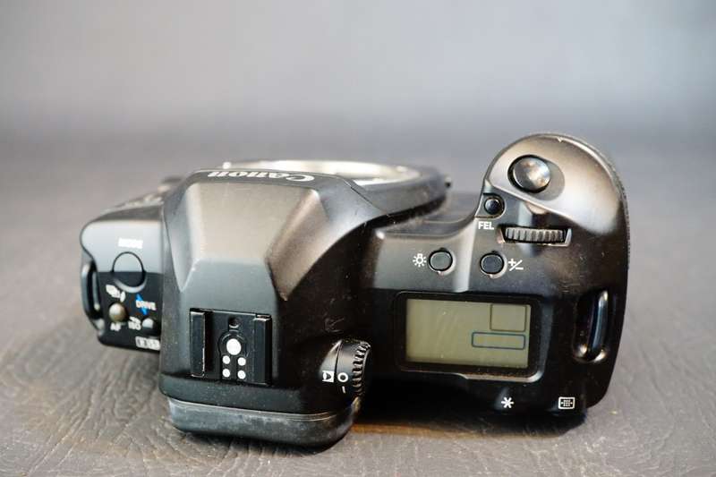 Canon EOS 3 35mm SLR Film Camera Body with Eye Focus Control **Fungus in Viewfinder**