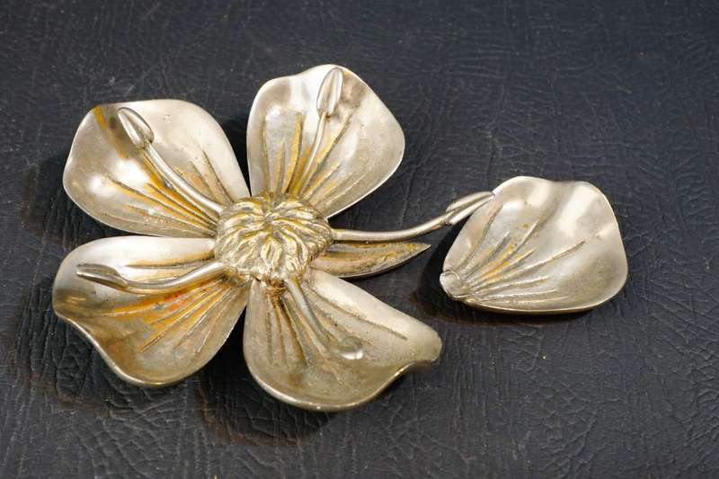Vintage Silver Metal Lotus Lily Flower Sculpture with Removable Petal Ashtrays **Great Condition**