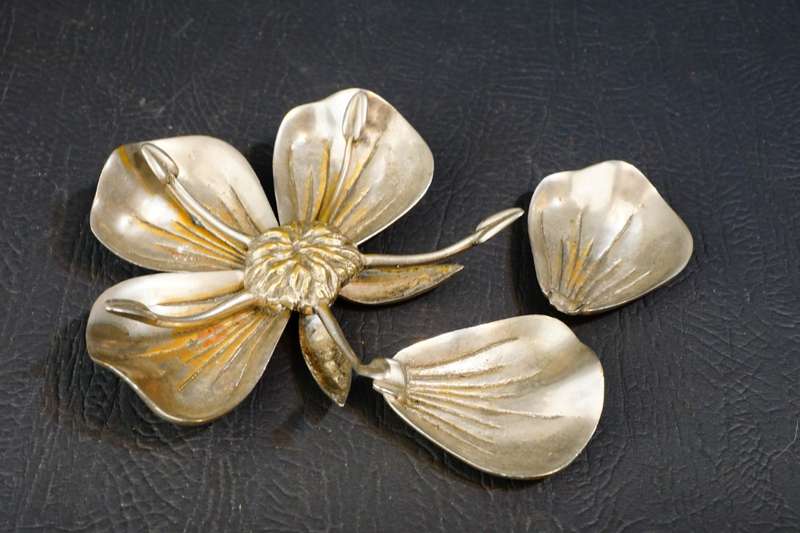 Vintage Silver Metal Lotus Lily Flower Sculpture with Removable Petal Ashtrays **Great Condition**
