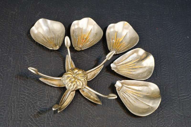 Vintage Silver Metal Lotus Lily Flower Sculpture with Removable Petal Ashtrays **Great Condition**