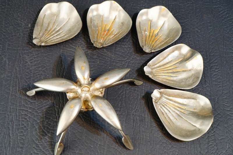 Vintage Silver Metal Lotus Lily Flower Sculpture with Removable Petal Ashtrays **Great Condition**