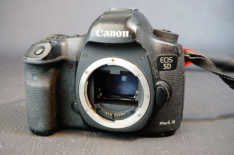 Canon EOS 5D Mark III 22.3MP Digital SLR Camera Body Full Frame Sensor **Working BUT VERY WELL USED*
