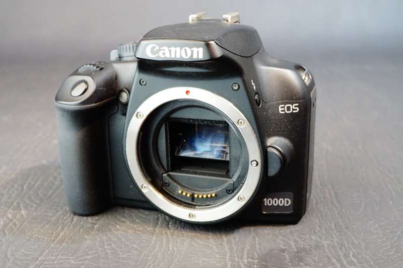 Canon EOS 1000D Digital SLR Camera Body  **NON FUNCTIONAL SPARES OR REPAIR**