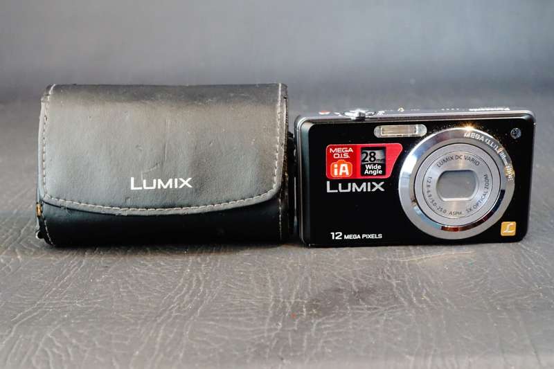 Panasonic LUMIX DMC-FS9 12.1MP Digital Camera  **Great Condition**