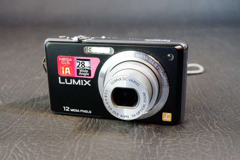 Panasonic LUMIX DMC-FS9 12.1MP Digital Camera  **Great Condition**