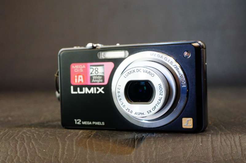 Panasonic LUMIX DMC-FS9 12.1MP Digital Camera  **Great Condition**