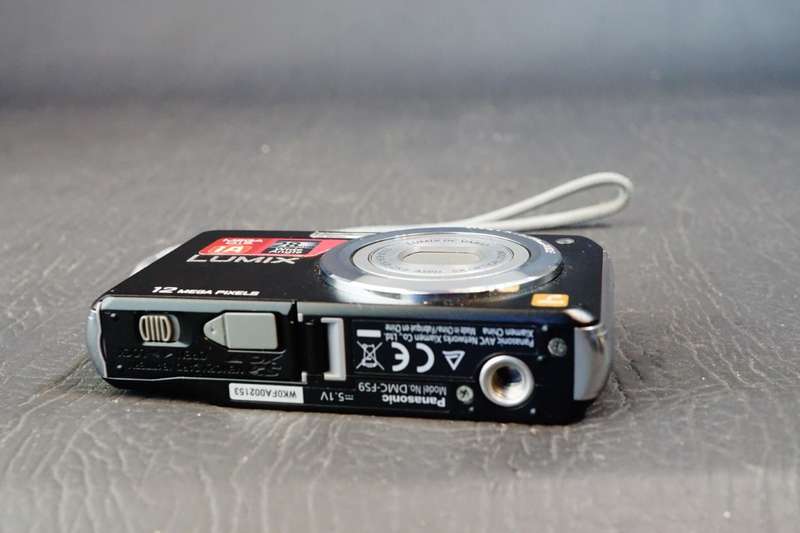 Panasonic LUMIX DMC-FS9 12.1MP Digital Camera  **Great Condition**
