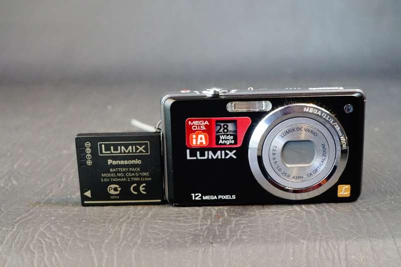 Panasonic LUMIX DMC-FS9 12.1MP Digital Camera  **Great Condition**
