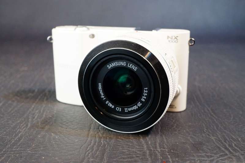 Samsung NX NX1000 20.3MP Mirrorless Digital Camera with 20-50mm Lens **Great Condition**
