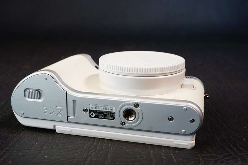 Samsung NX NX300 Mirrorless Digital Camera Body **PLEASE READ DESCRIPTION, Spares or Repair**