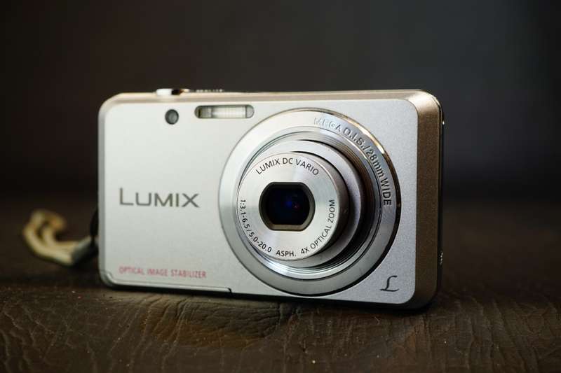 Panasonic LUMIX DMC-FH4/DMC-FS28 14.1MP Digital Camera **Great Condition**