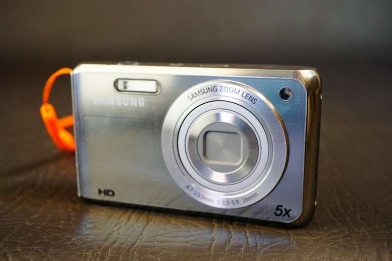 Samsung DualView DV100 16.1MP 5x Zoom Digital Camera   **Great Condition**