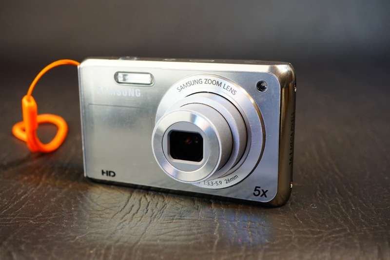 Samsung DualView DV100 16.1MP 5x Zoom Digital Camera   **Great Condition**