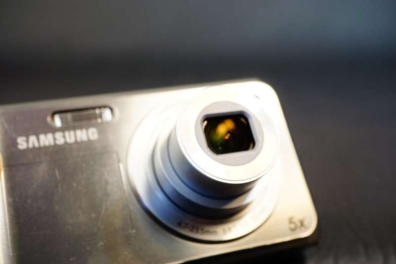 Samsung DualView DV100 16.1MP 5x Zoom Digital Camera   **Great Condition**