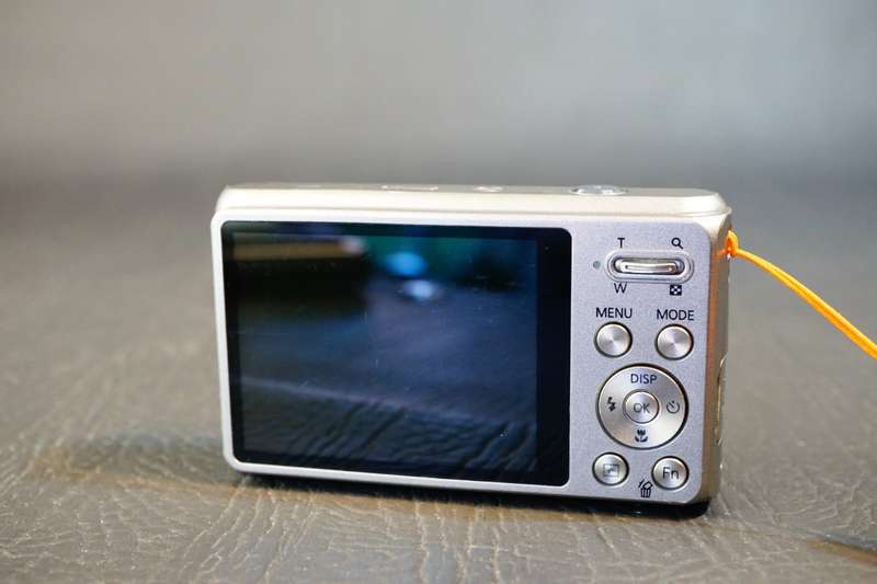 Samsung DualView DV100 16.1MP 5x Zoom Digital Camera   **Great Condition**