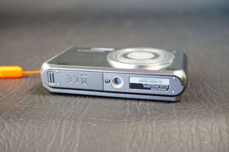 Samsung DualView DV100 16.1MP 5x Zoom Digital Camera   **Great Condition**